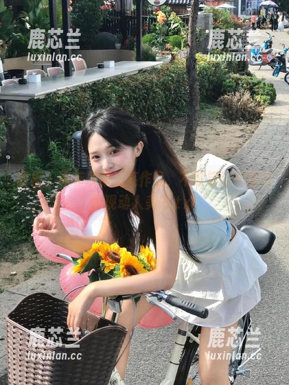 丽柜 - 菲菲最新油亮作品，不可错过的照片展现动人美态.txt