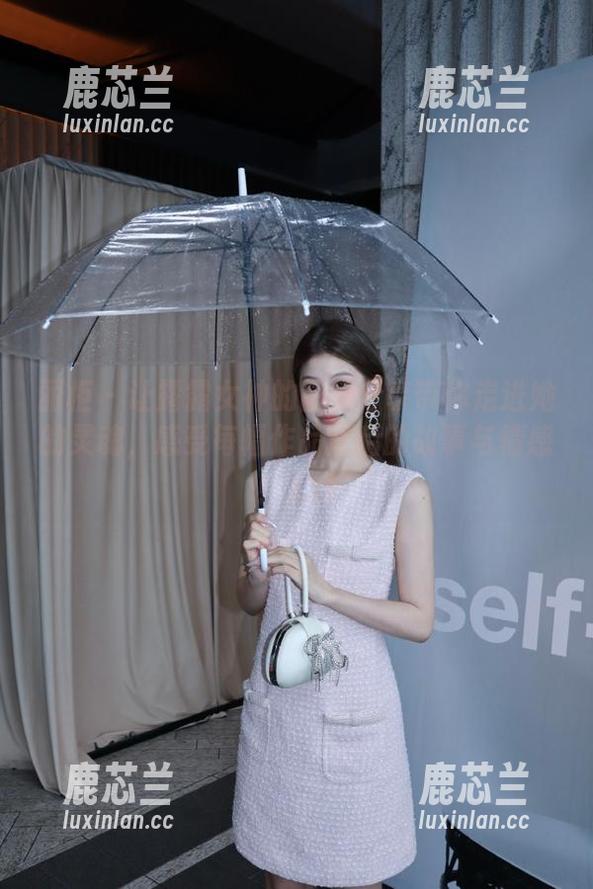 丽柜 - 让露露女神的图集分享带你走进她的灵魂，感受每幅作品背后的故事与情感！.txt