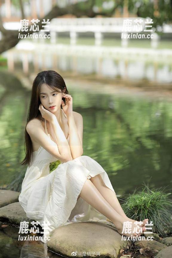 丽柜 - 免费下载黄芬红裙图册，感受她在镜头下的无限魅力！.txt
