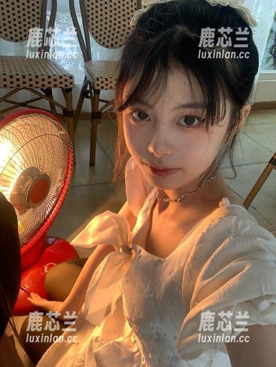 高清乔依丝和服写真合集：穿越时光的美丽瞬间.txt