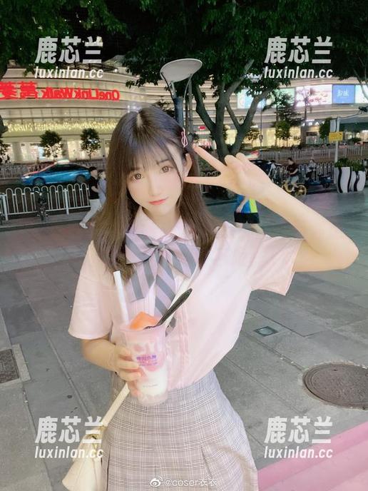 透明幻境：乖乖衣宝定制系列图片带你走进光影交织下的诗意旅程.txt