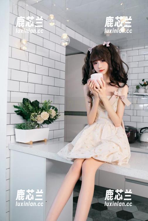 最新写真集分享：九柒喵带你领略笑面教授OL制服的职场风情.txt