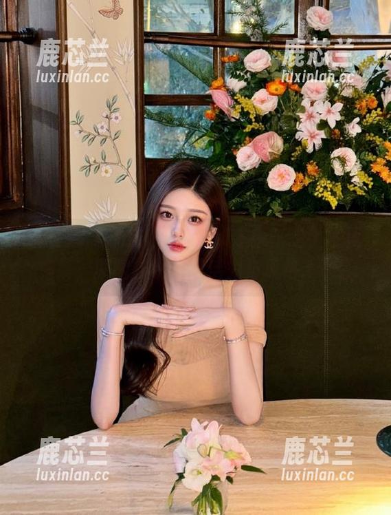 微密圈 - 俏妞qiaoniuTT飙车选手写真集，原图展现无限活力与风格.txt