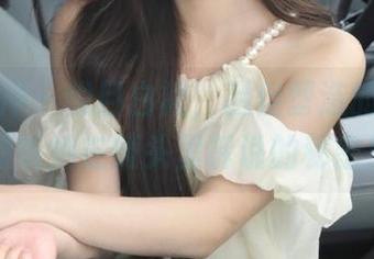 克拉女神 - 悦目白裙，吕佳塑造的美图合集：倾听她在镜头里诉说的秘密！.txt
