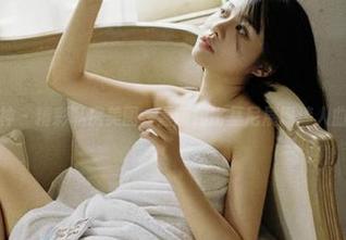 克拉女神 - 精彩私房美图：嘉萌用比基尼展现迷人曲线.txt