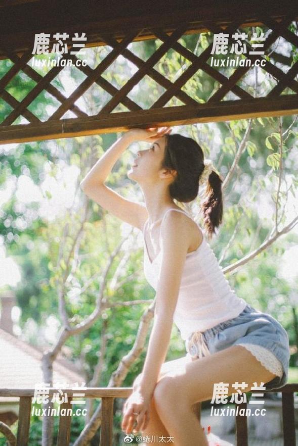 克拉女神 - 浴室里的艺术：孟君写真最新更新，展现自我风采与风情.txt