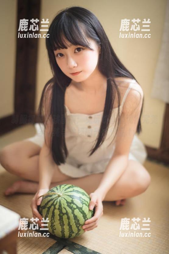 制服裸腿女孩图集：兔玩映画呈现出完美结合清纯与性感的艺术作品.txt