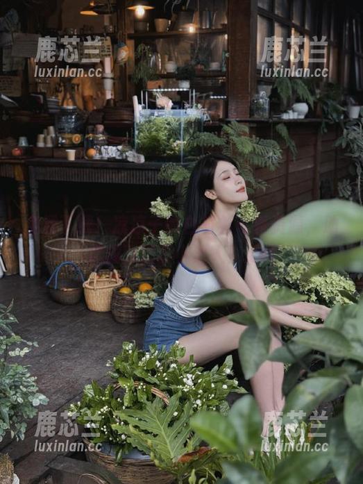 免费下载！凉凉子的白衬衫写真资源，助你成为摄影小达人！.txt