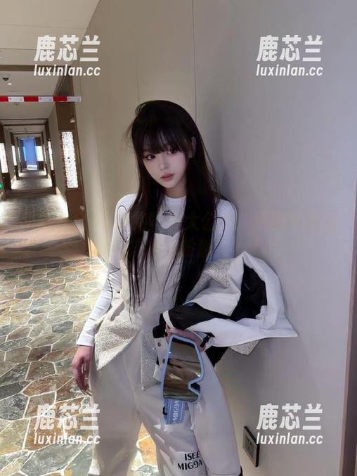 北哥完全OK旗袍写真大公开：原图与图包，谁能抗拒这般魅力？.txt