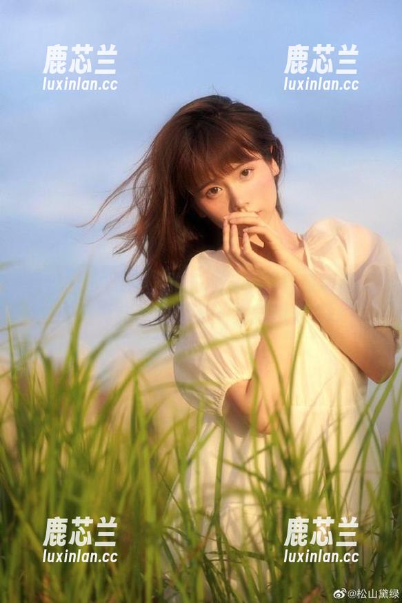 微密圈 - 高清丝袜艺术：十万口草莓粥粥的写真作品集带来的视觉盛宴.txt