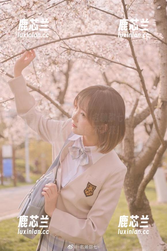 学妹写真资源大放送！名赖弥七的精彩作品集，让你笑到停不下来！.txt