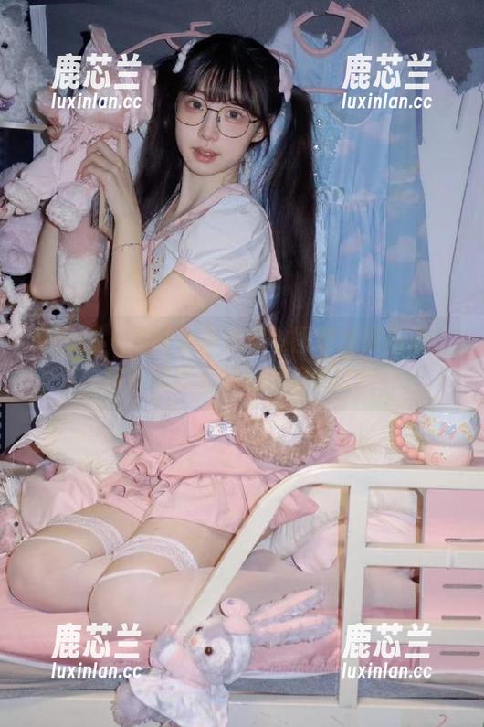 微密圈 - 周妍希热辣奔放图包免费获取，带你领略性感新风潮！.txt