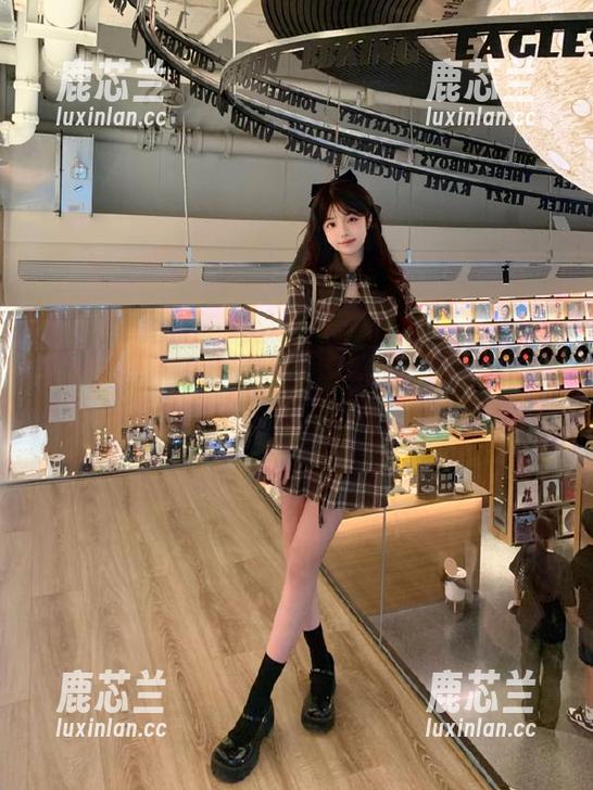 捕捉蓝色幻想的灵动瞬间，喵糖映画精美图片资源等你来发现，快上车！.txt