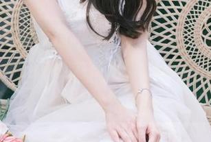 嗲囡囡 - 寻找泳池美照？Egg_尤妮丝的免费图包正在热力输出，快来下载和她一起嬉水！.txt