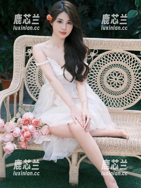 嗲囡囡 - 寻找泳池美照？Egg_尤妮丝的免费图包正在热力输出，快来下载和她一起嬉水！.txt