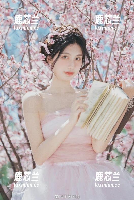 嗲囡囡 - 办公室中的SiByl李思宁：高清图库呈现完美工作状态.txt