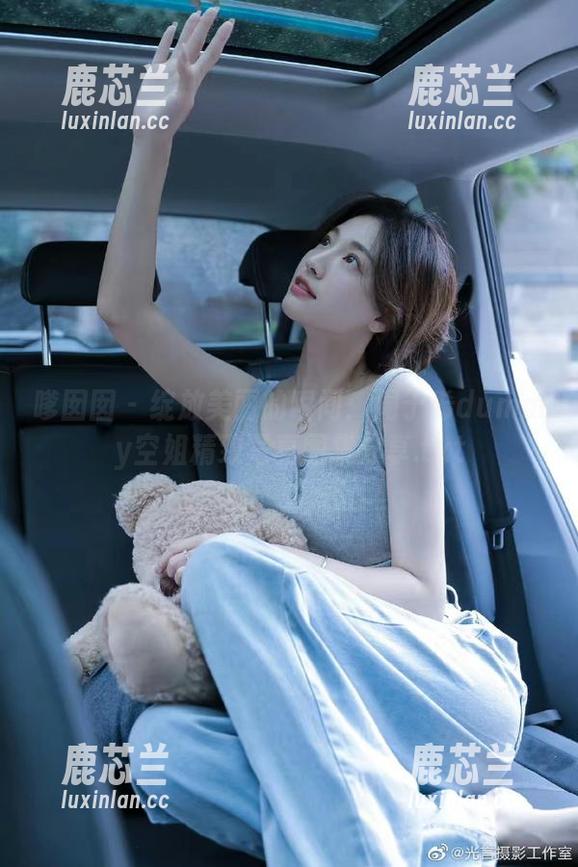 嗲囡囡 - 绽放美丽的瞬间：周于希dummy空姐精致写真图集分享.txt
