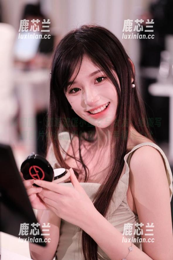 嗲囡囡 - 邂逅流氓小巫女与女友：绝美写真图片中流露出的甜蜜与幸福感.txt