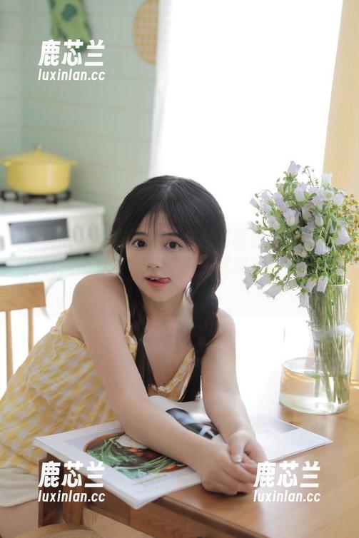 嗲囡囡 - 潘琳琳ber户外写真图集精选：用镜头捕捉自然与青春，展现无限风光与活力.txt