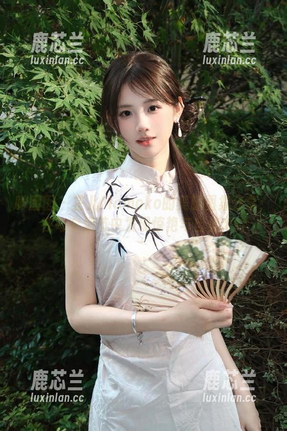 嗲囡囡 - 芷儿Momoko的美脚图集分享：在每个细节中发现惊艳与自信.txt