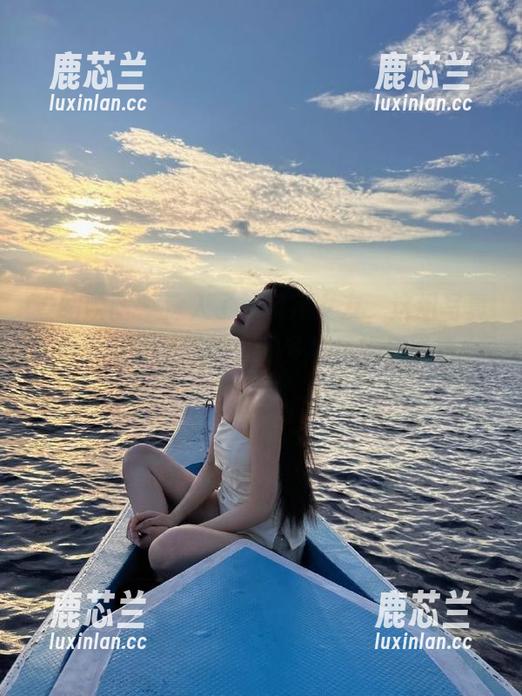 壹吻映画 - 深入了解辣辣女友，这组写真合集通过套图展现她的多样风格与气质.txt