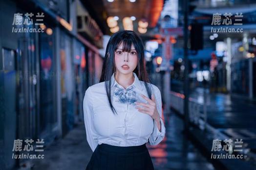 私房写真中的夏小秋秋秋：在美丽新世界，她是最闪耀的‘弄潮儿’！.txt