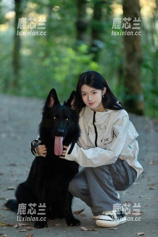 头条女神-乔安 头条女神 - 尽享乔安的时尚世界:独特套装写真图册带你窥见她的生活艺术.txt