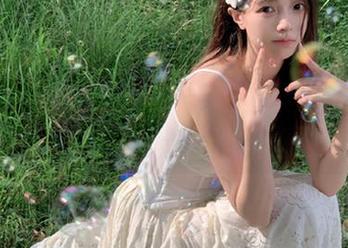 头条女神 - 周熙妍全套泳衣作品，带你徜徉在阳光、沙滩与美丽之间！.txt