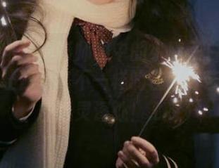 头条女神 - 摄影师眼中的小晴子白丝写真图册：让你领略不一样的性感与艺术，直击心灵深处！.txt