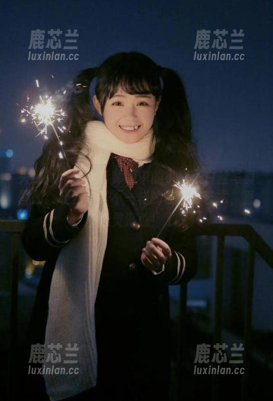头条女神 - 摄影师眼中的小晴子白丝写真图册：让你领略不一样的性感与艺术，直击心灵深处！.txt