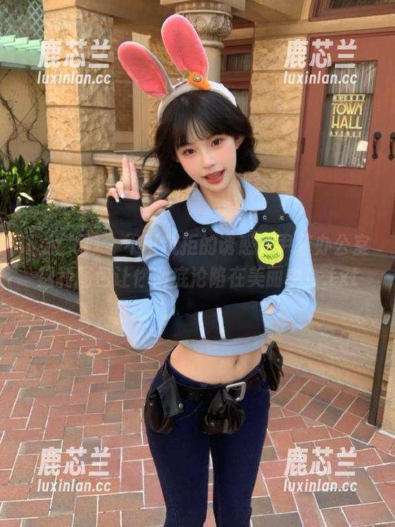 头条女神 - 不可抗拒的诱惑，尹菲办公室福利图包让你彻底沦陷在美丽中！.txt