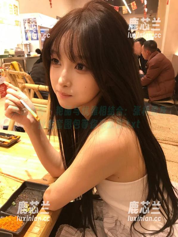 头条女神 - 艳丽与优雅相结合：张梓柔灰丝全套图包等你来欣赏.txt