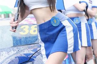 头条女神 - 梦幻白裙:下载李媛媛的美图,让你的画册焕然一新!.txt