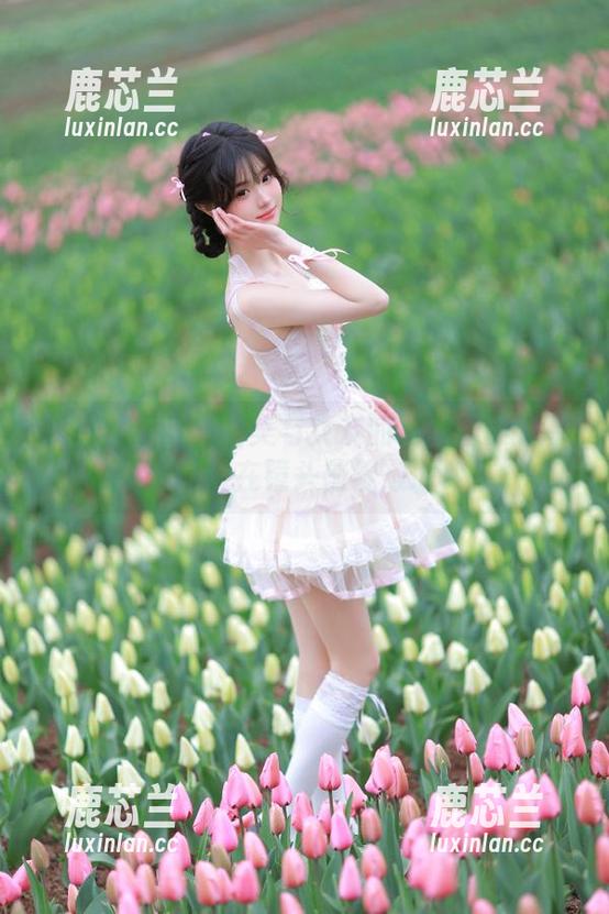 头条女神 - 李由美与女友的私密图集分享：让爱在镜头前绽放.txt