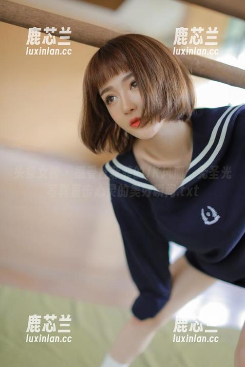 头条女神 - 感受杜菲菲的JK风潮：无圣光写真直击心灵的美好瞬间.txt