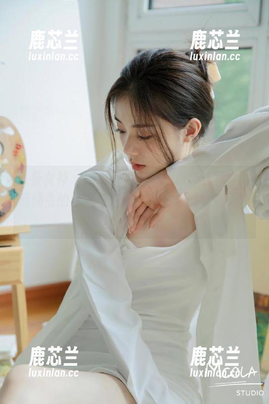 头条女神 - “琳琳修女”的摄影艺术：妙趣横生的套图与作品，带你领略创意无限的想象.txt