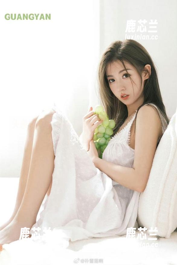 头条女神 - 观看莫晓希清新短裤写真，尽享夏日阳光的洒脱.txt