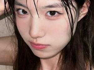 头条女神 - 探索最新图库：蔡楠以水手服演绎的青春与浪漫.txt