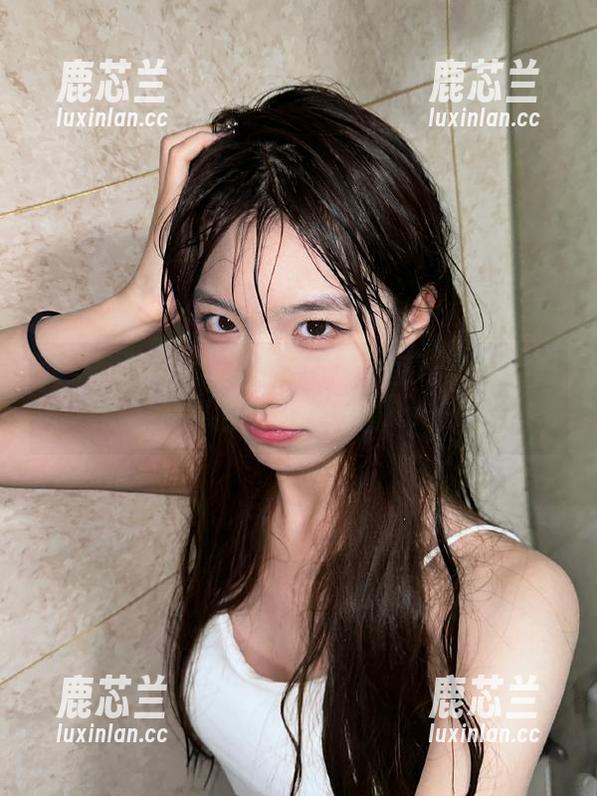 头条女神 - 探索最新图库：蔡楠以水手服演绎的青春与浪漫.txt