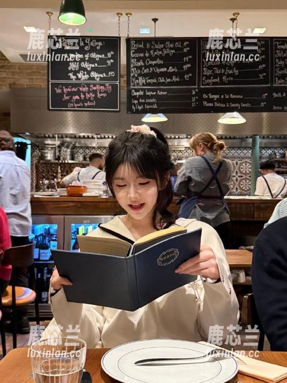奈汐酱Nice白丝精选作品集：用镜头讲述她独特故事与风情的艺术旅程.txt