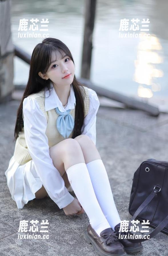 无圣光之下的幻影：女主K裸足图片让你重温纯粹的艺术享受.txt