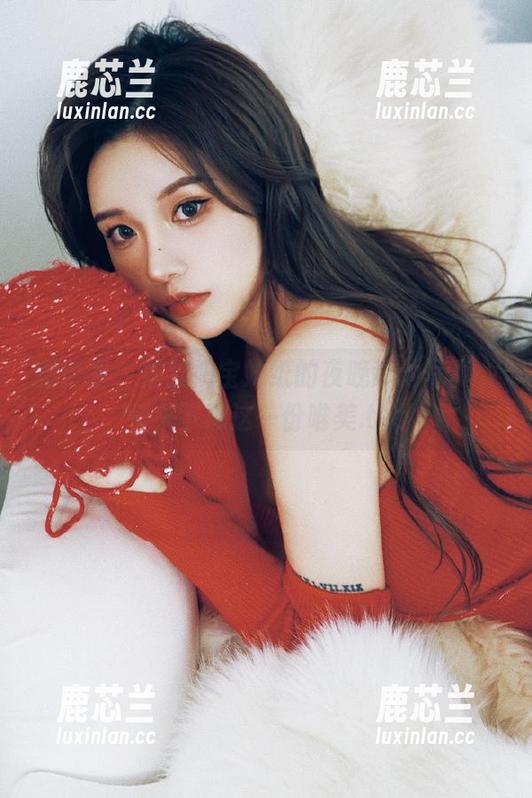 微密圈 - 捕捉奶宝妹纸的夜晚泳池写真，快来下载这一份唯美.txt
