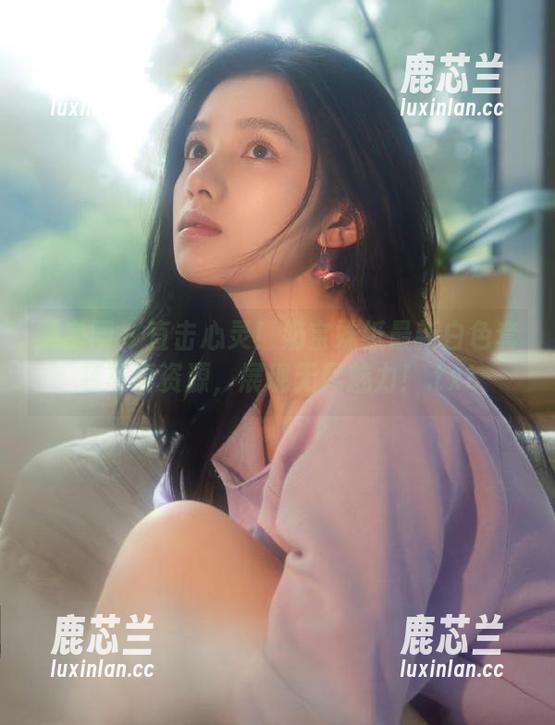 微密圈 - 直击心灵！奶宝妹纸最新白色套装写真资源，展现无尽魅力！.txt