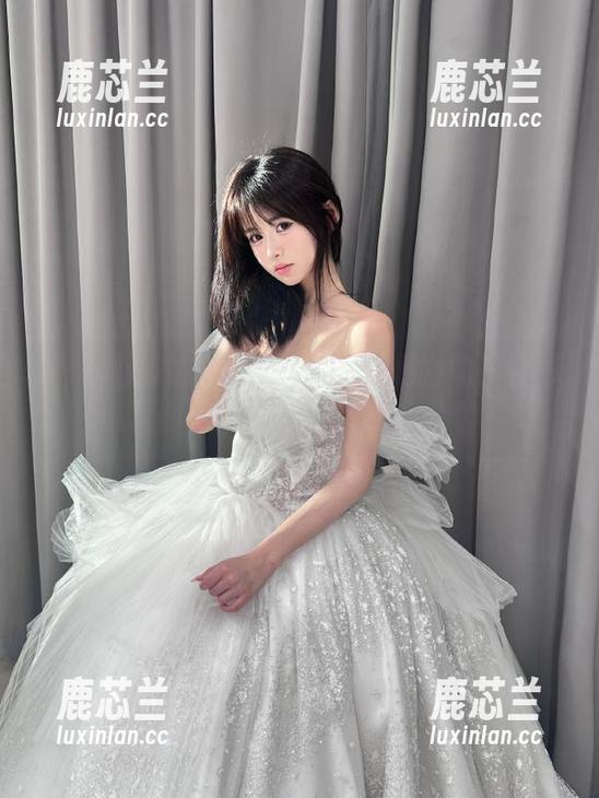 学妹加速跑 - 秀出小唐独特魅力的花嫁写真套图，点燃你的婚礼灵感.txt