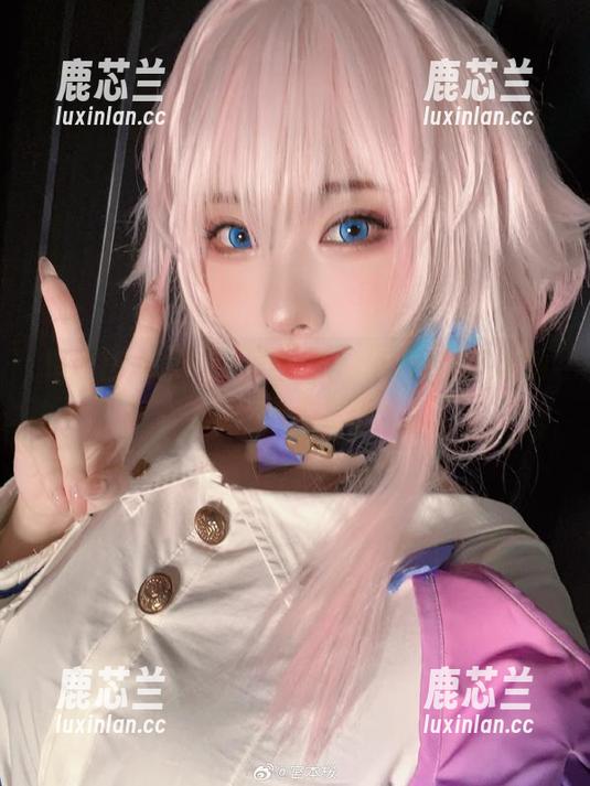 探索宫本樱的可爱世界，cos原图展现她的多种风格.txt