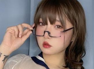小泉学姐吖的户外写真分享:高清COS融入自然与幻想.txt