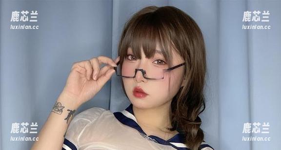 小泉学姐吖的户外写真分享：高清COS融入自然与幻想.txt