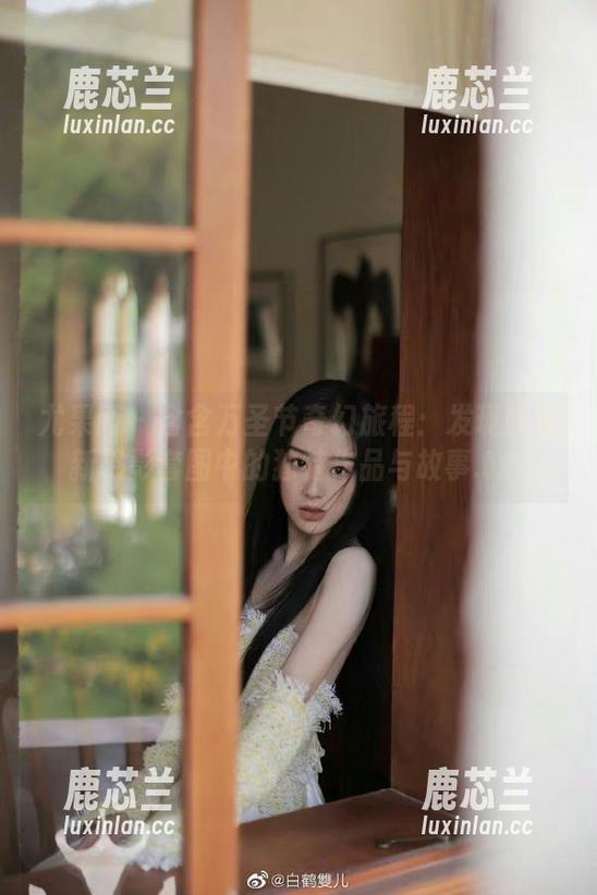 尤果网 - 含含万圣节奇幻旅程：发现她最新摄影套图中的独特作品与故事.txt