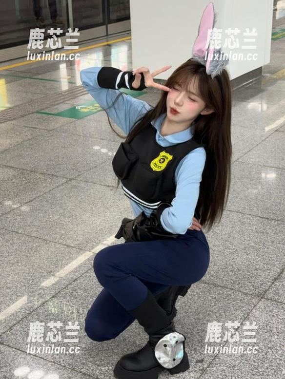 尤果网 - 高清艾小青白色系列作品集：穿越光影与色彩的奇妙旅程.txt