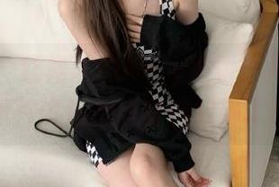 尤物馆 - 红裙下的Kely香香：用写真和照片讲述她的时尚故事.txt
